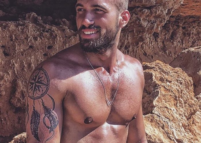 Alex Migliorni tronista gay di Uomini e donne a Ibiza con costume attillato