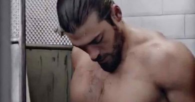 Can Yaman ce lo mostra con un movimento di bacino (video)