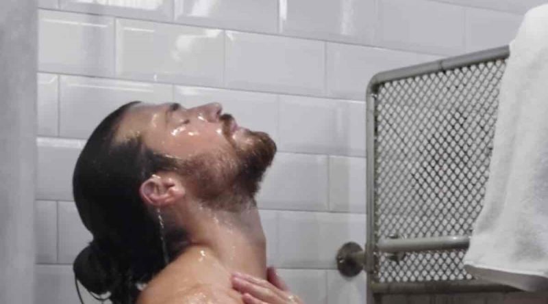 La prima foto censurata di Can Yaman appena esce dalla doccia