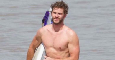 Liam Hemsworth con la tuta da surf attillata esce dall'acqua splendido