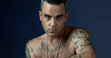 Robbie Williams torna a farsi vedere con solo un asciugamano addosso (foto)