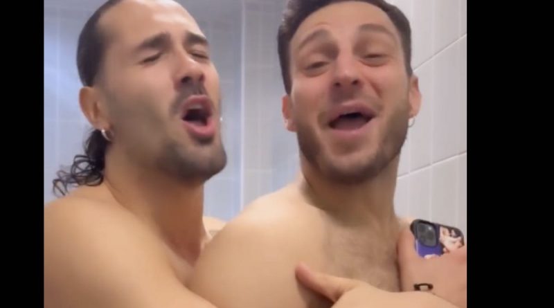 Vito Coppola e Graziano cantano insieme in bagno prima di farsi...