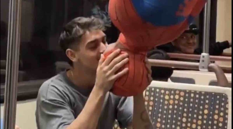 Il video del bacio tra Spiderman e il suo ragazzo in metropolitana