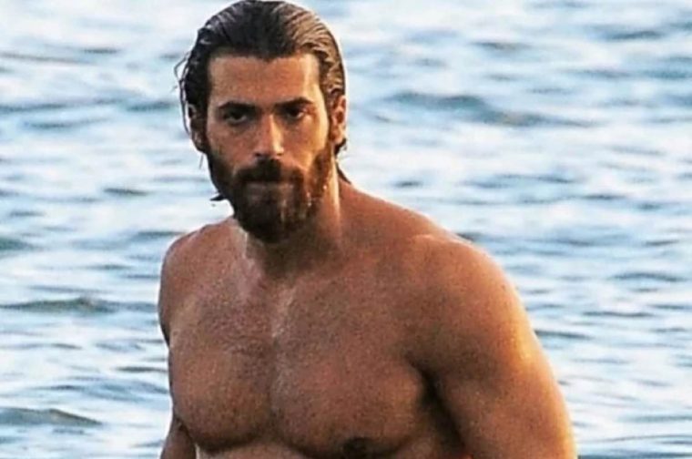 Can Yaman, il divo turco che ha conquistato il cuore di milioni di fan in tutto il mondo, torna a far sognare con scatti sensuali al mare. L'attore, impegnato sul set della nuova serie "Sandokan", si concede momenti di relax tra una ripresa e l'altra, sfoggiando un fisico statuario e un sorriso che fa impazzire. Tra le onde della Sicilia Le foto che circolano sui social mostrano Yaman in tutta la sua bellezza mentre si diverte sulla spiaggia siciliana. L'attore si tuffa nelle acque cristalline, si rilassa al sole e gioca con le onde, sfoggiando un'abbronzatura perfetta e un fisico scultoreo. Un fascino irresistibile Non mancano, ovviamente, gli scatti in cui Yaman si mostra in tutta la sua sensualità. Con i capelli bagnati e lo sguardo ammiccante, l'attore ammalia i suoi fan con il suo fascino irresistibile. Un'estate da sogno Quella di Can Yaman sembra essere un'estate da sogno, tra lavoro, relax e mare. L'attore si gode i suoi momenti di libertà, ricaricando le batterie per affrontare al meglio i nuovi impegni professionali. I fan impazziscono I fan di Can Yaman non possono che impazzire di fronte a queste foto. I commenti sui social sono pieni di complimenti e messaggi di affetto per l'attore turco. Un sex symbol indiscusso Can Yaman si conferma ancora una volta come uno dei sex symbol più amati del momento. La sua bellezza, il suo fascino e la sua simpatia lo rendono irresistibile per milioni di persone in tutto il mondo. Un futuro radioso La carriera di Can Yaman è in continua ascesa. Dopo il successo di "Daydreamer - Le ali del sogno" e "Mr. Wrong - Scelte sbagliate", l'attore è pronto a conquistare nuovi traguardi con la serie "Sandokan". Un talento indiscusso Can Yaman è un attore di grande talento che ha saputo conquistare il pubblico con il suo carisma e la sua professionalità. Non stupisce che la sua fama continui a crescere, anno dopo anno. Un idolo per le generazioni future Can Yaman è un idolo per le generazioni future. La sua storia dimostra che con impegno e dedizione è possibile realizzare i propri sogni. Un esempio da seguire Can Yaman è un esempio da seguire per tutti i giovani che desiderano sfondare nel mondo dello spettacolo. La sua tenacia e la sua umiltà lo rendono un modello positivo per le nuove generazioni. Un'icona di stile Can Yaman è anche un'icona di stile. Il suo look è sempre impeccabile, sia sul red carpet che nella vita di tutti i giorni. Un uomo perfetto? Can Yaman sembra essere l'uomo perfetto: bello, talentuoso, simpatico e di successo. Ma dietro l'immagine da divo si nasconde un ragazzo semplice e umile che ha lavorato sodo per raggiungere i suoi obiettivi. Una storia da raccontare La storia di Can Yaman è una storia da raccontare. Una storia che insegna che con la tenacia e la dedizione si può raggiungere il successo. Un sogno diventato realtà Can Yaman è la dimostrazione vivente che i sogni possono diventare realtà. La sua storia è un messaggio di speranza per tutti coloro che desiderano realizzare i propri obiettivi.