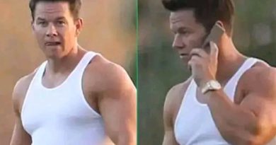 Mark Wahlberg più bello che mai con la mano che si aggiusta i gioielli di famiglia