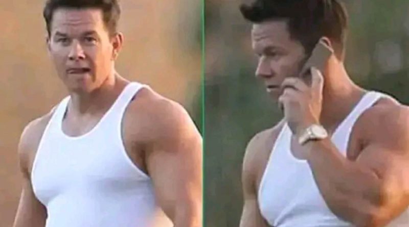 Mark Wahlberg più bello che mai con la mano che si aggiusta i gioielli di famiglia