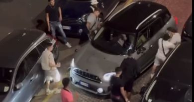 Milano auto tenta di fuggire da un gruppo di giovani: li investe e va a sbattere (VIDEO)