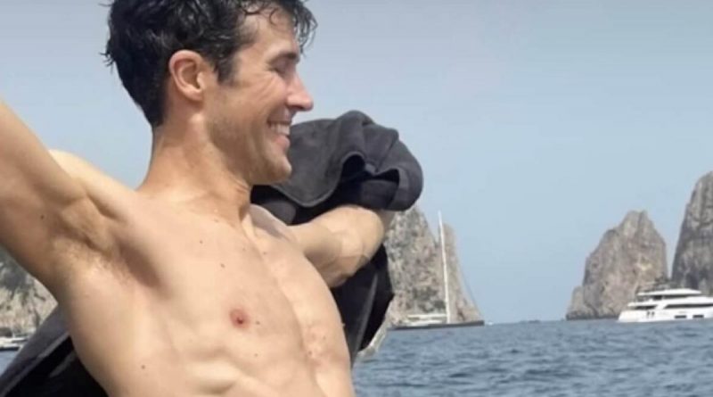 Roberto Bolle fa la spaccata in piedi con il fidanzato e poi si gira di pack