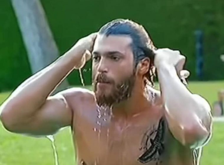 Can Yaman muscoli tirati mentre esce dalla piscina e le foto sono da memoriale