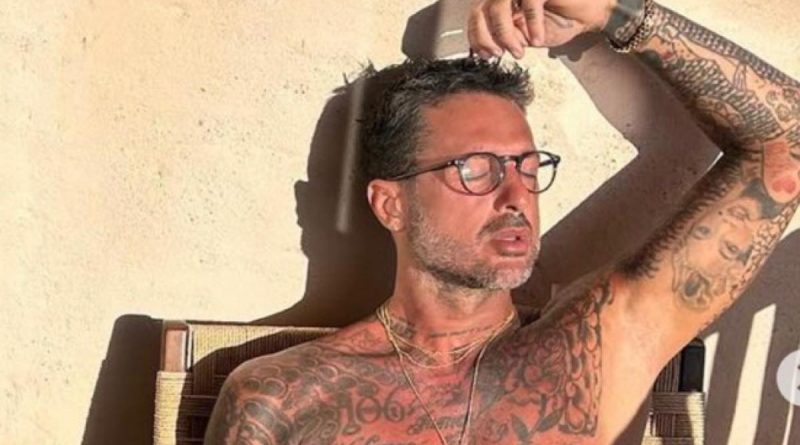 Fabrizio Corona si mostra sempre al suo meglio e usa solo l'asciugamano