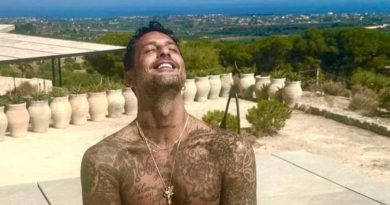 Fabrizio Corona di nuovo in piscina al naturale ma questa volta ci mostra di più