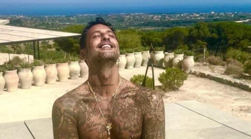 Fabrizio Corona di nuovo in piscina al naturale ma questa volta ci mostra di più