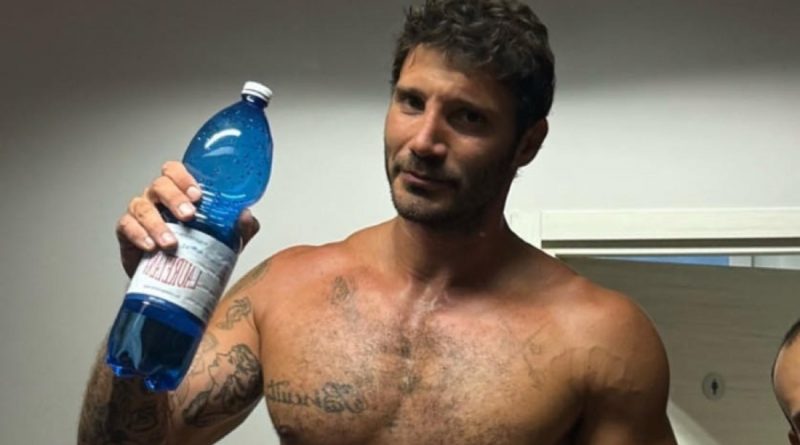 Stefano De Martino pubblica una foto post allenamento compreso il pack!