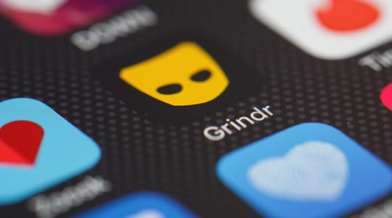 Grindr bloccata nel villaggio olimpico di Parigi: basta incontri e outing sgradevoli