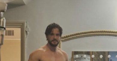 La foto a torso nud0 di Kit Harington sta facendo infuriare Internet e dobbiamo ringraziare un uomo gay