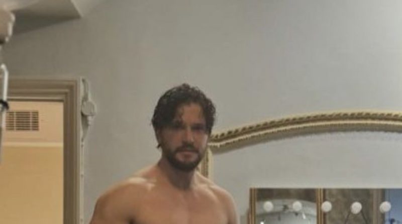 La foto a torso nud0 di Kit Harington sta facendo infuriare Internet e dobbiamo ringraziare un uomo gay