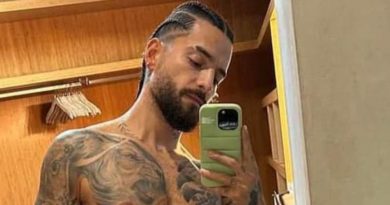 Maluma ha tanto caldo e il selfie che si fa è decisamente bollente