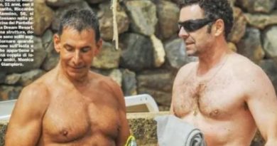 Alberto Matano e il marito in costume al mare, bei fisici tonici a Pnatelleria