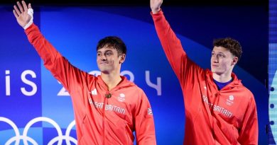 Il bacio tra Tom Daley e Noah Williams alle Olimpiadi 2024 per i tuffi