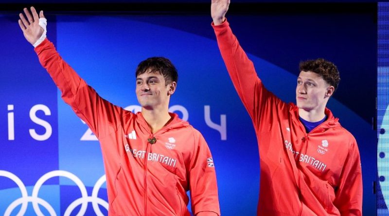 Il bacio tra Tom Daley e Noah Williams alle Olimpiadi 2024 per i tuffi