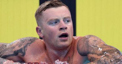 Adam Peaty nuotatore britannico se lo t0cca davanti a tutti alle Olimpiadi