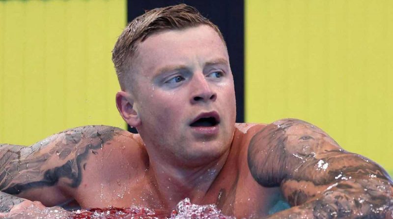 Adam Peaty nuotatore britannico se lo t0cca davanti a tutti alle Olimpiadi