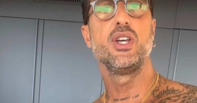 Fabrizio Corona fa di tutto per farci vedere bene il suo talento!