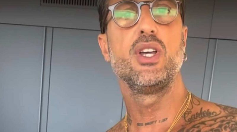 Fabrizio Corona fa di tutto per farci vedere bene il suo talento!