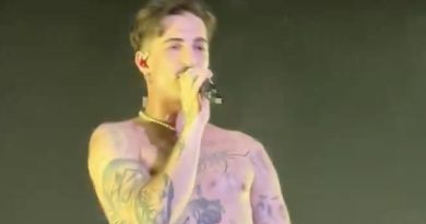 Damiano dei Maneskin e quelle mosse ambigue durante un concerto (video)