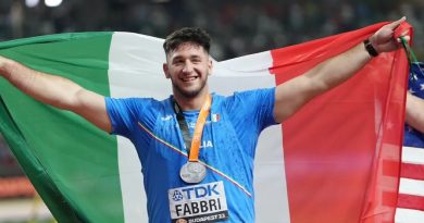 Leonardo Fabbri è un atleta italiano di getto del peso, nato il 15 aprile 1997 a Bagno a Ripoli, in provincia di Firenze. Rappresenta l'Italia alle Olimpiadi di Parigi 2024, dove ha partecipato alla finale del getto del peso. Fabbri è un atleta di grande talento, che ha visto la sua carriera prendere slancio negli ultimi anni, culminando in risultati significativi a livello internazionale. Carriera e Successi Fabbri ha iniziato la sua carriera sportiva sotto l'influenza del padre, un ex velocista, e ha sperimentato diverse discipline atletiche prima di specializzarsi nel getto del peso. Dopo aver iniziato a lavorare con il suo attuale allenatore, Paolo Dal Soglio, nel 2016, ha rapidamente scalato le classifiche nazionali e internazionali. Nel 2023, ha ottenuto un importante riconoscimento vincendo la medaglia d'argento ai Campionati Mondiali di Budapest e stabilendo un nuovo record italiano con un lancio di 22.95 metri al meeting di Savona, superando il precedente record di Alessandro Andrei risalente al 1987. Olimpiadi di Parigi 2024 Durante le Olimpiadi di Parigi, Fabbri ha gareggiato con grandi aspettative. Tuttavia, la sua prestazione in finale è stata deludente. Dopo un primo lancio nullo, ha ottenuto un massimo di 21.70 metri, che gli è valso il quinto posto finale. La competizione è stata vinta dal primatista mondiale Ryan Crouser, che ha lanciato a 22.90 metri, mentre Fabbri ha visto il podio sfuggirgli per un soffio, dato che il secondo e il terzo posto sono stati conquistati con misure di 22.15 metri. Riflessioni e Futuro Nonostante la sfortunata finale, Fabbri ha dimostrato di avere il potenziale per competere ai massimi livelli. La sua carriera è segnata da un continuo miglioramento e dalla determinazione di riscattarsi dopo le delusioni. Con la sua giovane età e la crescente esperienza, Fabbri rimane un atleta da tenere d'occhio nelle prossime competizioni internazionali. La sua passione per il getto del peso e il supporto della sua famiglia e del suo team lo spingono a cercare ulteriori successi nel futuro