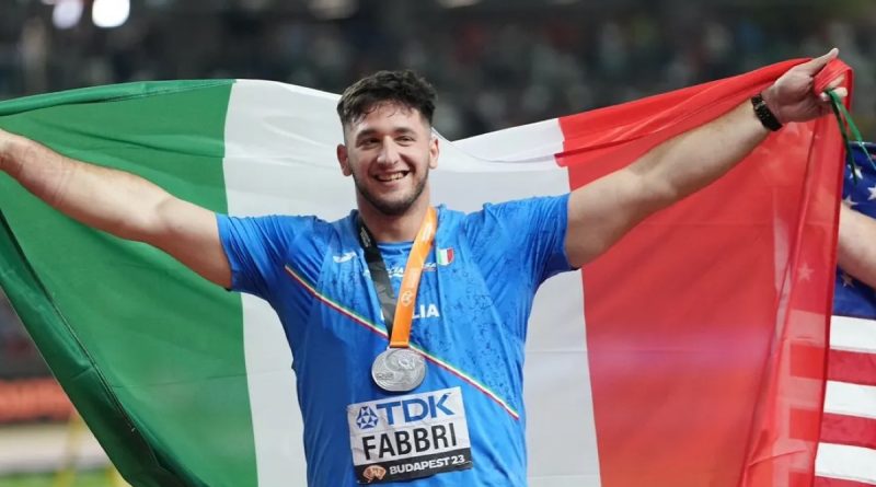 Leonardo Fabbri è un atleta italiano di getto del peso, nato il 15 aprile 1997 a Bagno a Ripoli, in provincia di Firenze. Rappresenta l'Italia alle Olimpiadi di Parigi 2024, dove ha partecipato alla finale del getto del peso. Fabbri è un atleta di grande talento, che ha visto la sua carriera prendere slancio negli ultimi anni, culminando in risultati significativi a livello internazionale. Carriera e Successi Fabbri ha iniziato la sua carriera sportiva sotto l'influenza del padre, un ex velocista, e ha sperimentato diverse discipline atletiche prima di specializzarsi nel getto del peso. Dopo aver iniziato a lavorare con il suo attuale allenatore, Paolo Dal Soglio, nel 2016, ha rapidamente scalato le classifiche nazionali e internazionali. Nel 2023, ha ottenuto un importante riconoscimento vincendo la medaglia d'argento ai Campionati Mondiali di Budapest e stabilendo un nuovo record italiano con un lancio di 22.95 metri al meeting di Savona, superando il precedente record di Alessandro Andrei risalente al 1987. Olimpiadi di Parigi 2024 Durante le Olimpiadi di Parigi, Fabbri ha gareggiato con grandi aspettative. Tuttavia, la sua prestazione in finale è stata deludente. Dopo un primo lancio nullo, ha ottenuto un massimo di 21.70 metri, che gli è valso il quinto posto finale. La competizione è stata vinta dal primatista mondiale Ryan Crouser, che ha lanciato a 22.90 metri, mentre Fabbri ha visto il podio sfuggirgli per un soffio, dato che il secondo e il terzo posto sono stati conquistati con misure di 22.15 metri. Riflessioni e Futuro Nonostante la sfortunata finale, Fabbri ha dimostrato di avere il potenziale per competere ai massimi livelli. La sua carriera è segnata da un continuo miglioramento e dalla determinazione di riscattarsi dopo le delusioni. Con la sua giovane età e la crescente esperienza, Fabbri rimane un atleta da tenere d'occhio nelle prossime competizioni internazionali. La sua passione per il getto del peso e il supporto della sua famiglia e del suo team lo spingono a cercare ulteriori successi nel futuro