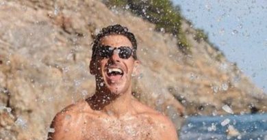 Francesco Gabbani al mare in costume è la gioia degli occhi di tutti