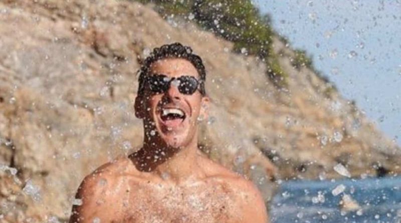 Francesco Gabbani al mare in costume è la gioia degli occhi di tutti