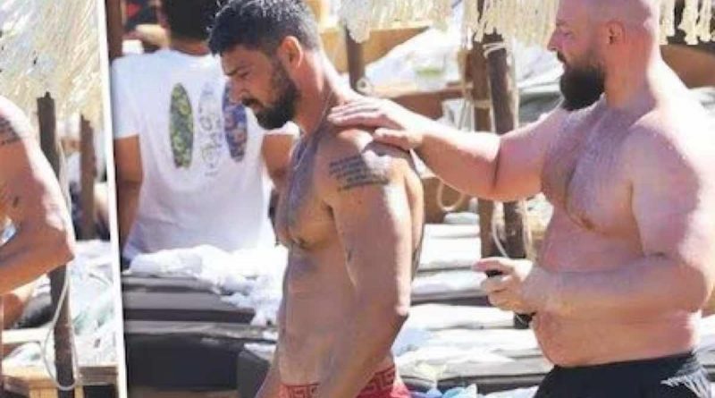 Michele Morrone a Mykonos con un amico che gli spalma la crema