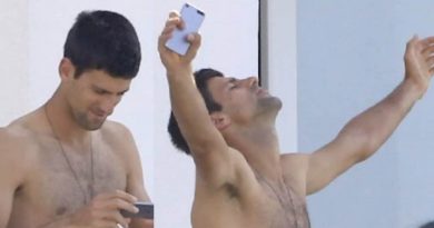 Novak Djokovic la sua racchetta è più grossa del previsto, vedere per credere