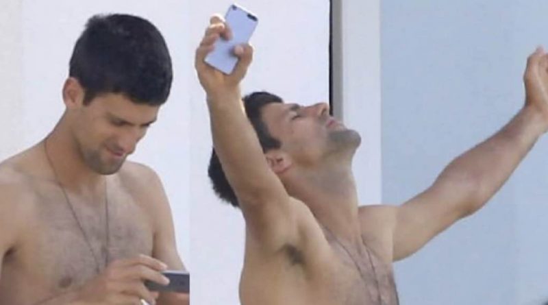 Novak Djokovic la sua racchetta è più grossa del previsto, vedere per credere