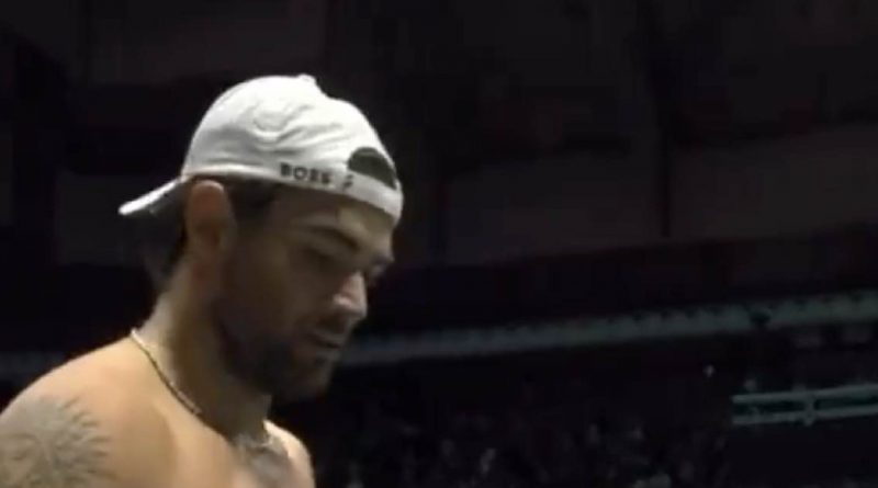 Berrettini si toglie la maglietta in campo ed esplode di fisico