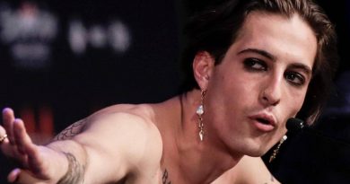 Damiano dei Maneskin tutina stretta e le mani che si muovono (foto)