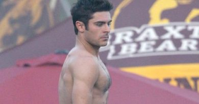 Zac Efron da giovane non esita a mettersi la mano proprio li e le foto parlano chiaro