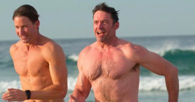 Hugh Jackman senza maglietta mostra sei pacchi di addominali, e intanto l'amico...