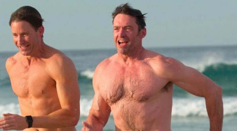 Hugh Jackman senza maglietta mostra sei pacchi di addominali, e intanto l'amico...