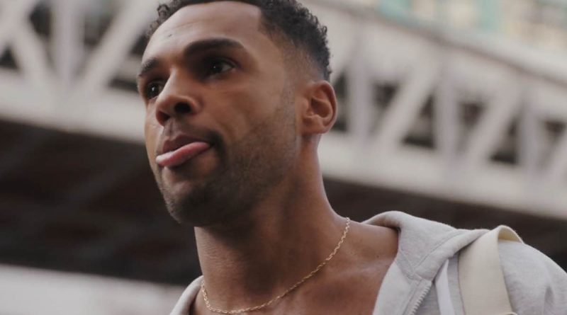 Lucien Laviscount di Emily in Paris davanti, dietro e la sua bellezza infinita