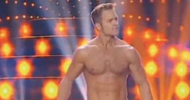 Il bellissimo performer che dipinge con il suo grosso pennello (video)