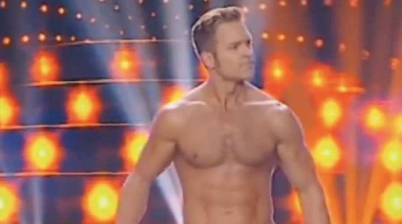 Il bellissimo performer che dipinge con il suo grosso pennello (video)