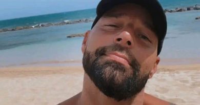 I piedi di Ricky Martin sollevano critiche e i fan del cantante commentano