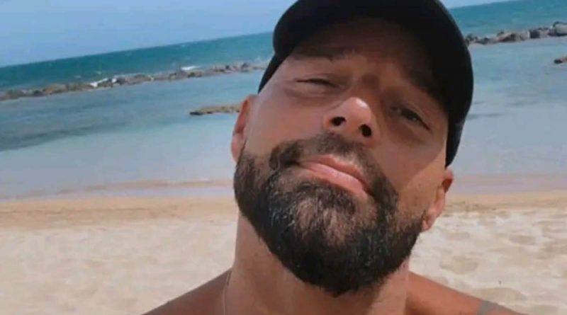 I piedi di Ricky Martin sollevano critiche e i fan del cantante commentano