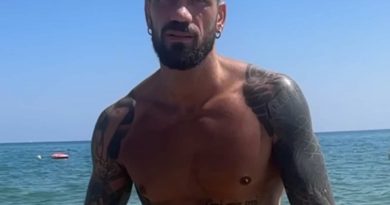 Luca Salatino al mare ci mostra il suo tronchetto della felicità