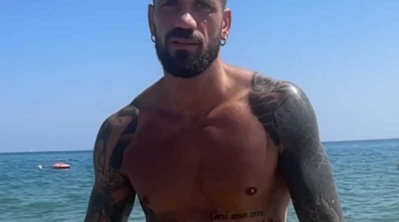 Luca Salatino al mare ci mostra il suo tronchetto della felicità