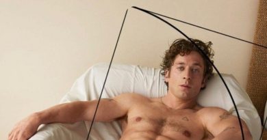 Jeremy Allen White il tronchetto dell'attore è curvo, tesi a prova di goniometro