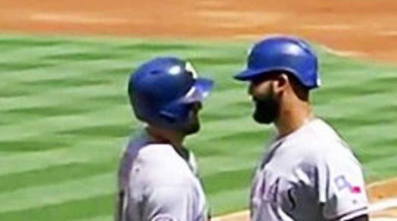 I giocatori di baseball si toccano dopo la fine della partita per celebrare la vittoria